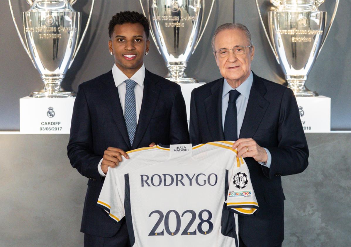 Rodrygo Goes, junto a Florentino Pérez con motivo de su renovación.