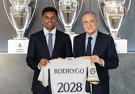 Rodrygo Goes, junto a Florentino Pérez con motivo de su renovación.
