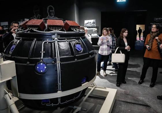 Visitantes observan un modelo de la carcasa de la bomba atómica soviética en el Centro de Exposiciones de toda Rusia