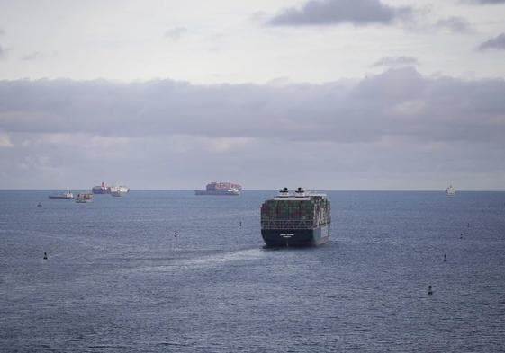 Varios portacontenedores esperaban ayer su turno para cruzar el canal de Panamá.