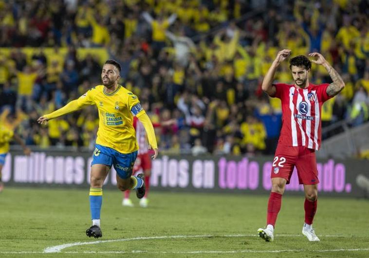 Kirian Rodríguez celebra el primer gol de Las Palmas ante la desesperación de Mario Hermoso.