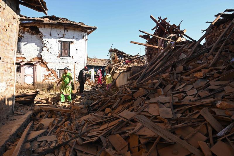 Vecinos del distrito de Jajarkot caminan entre las ruinas de las casas.