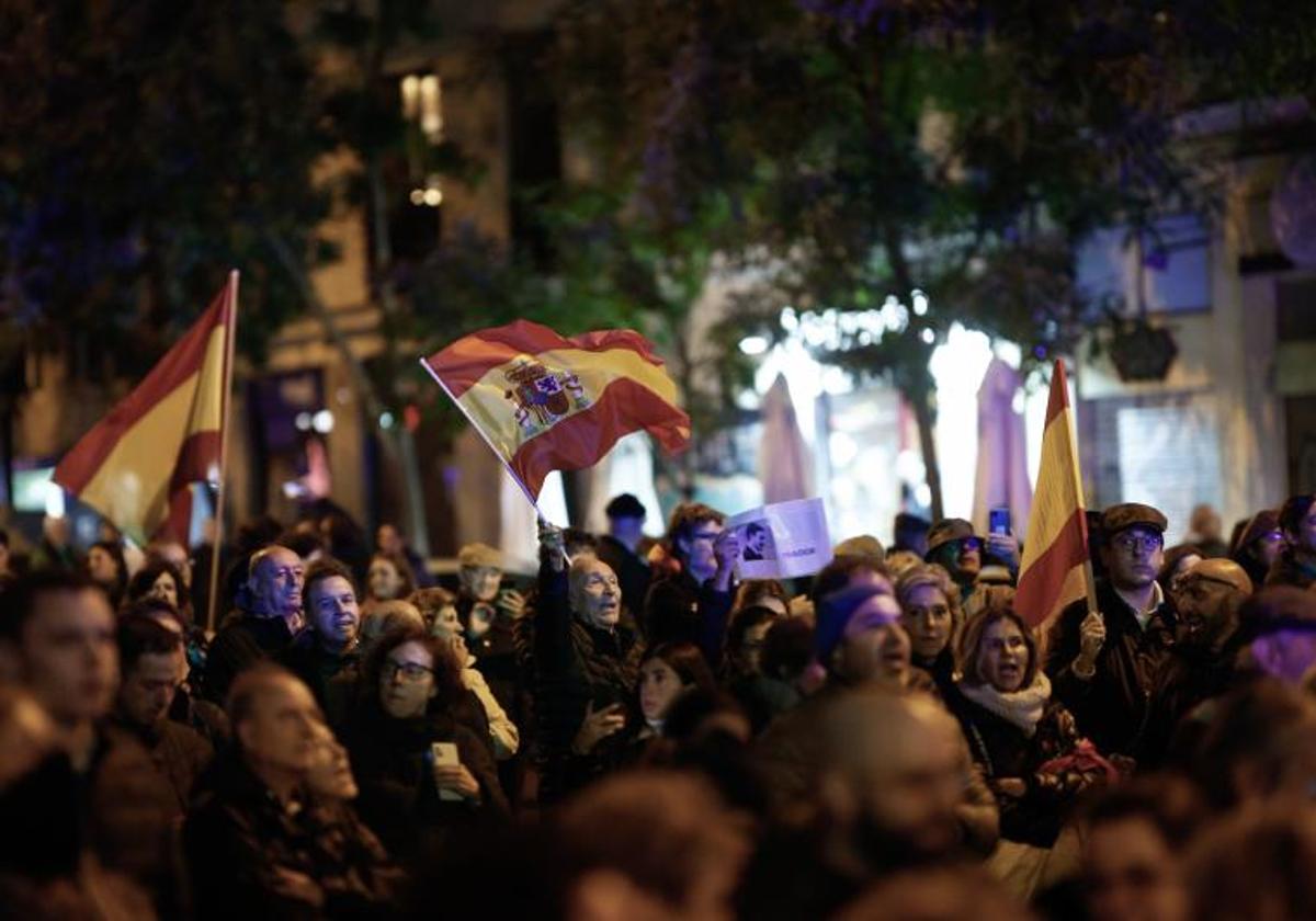 Vuelven a cortar la calle Ferraz por una protesta contra la amnistía frente a la sede del PSOE