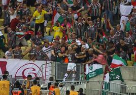 John Kennedy celebra con sus aficionados el gol que dio la Libertadores al Fluminense.