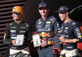 Max Verstappen, entre Lando Norris (i) y Sergio Pérez en el circuito de Interlagos.