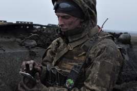 Un soldado ucraniano utiliza su teléfono móvil.