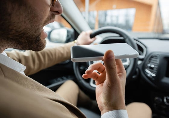 omo suele ser habitual, a pesar del riesgo y de la pérdida 6 de puntos que conlleva, la infracción más frecuente sigue siendo conducir sujetando el teléfono móvil con la mano