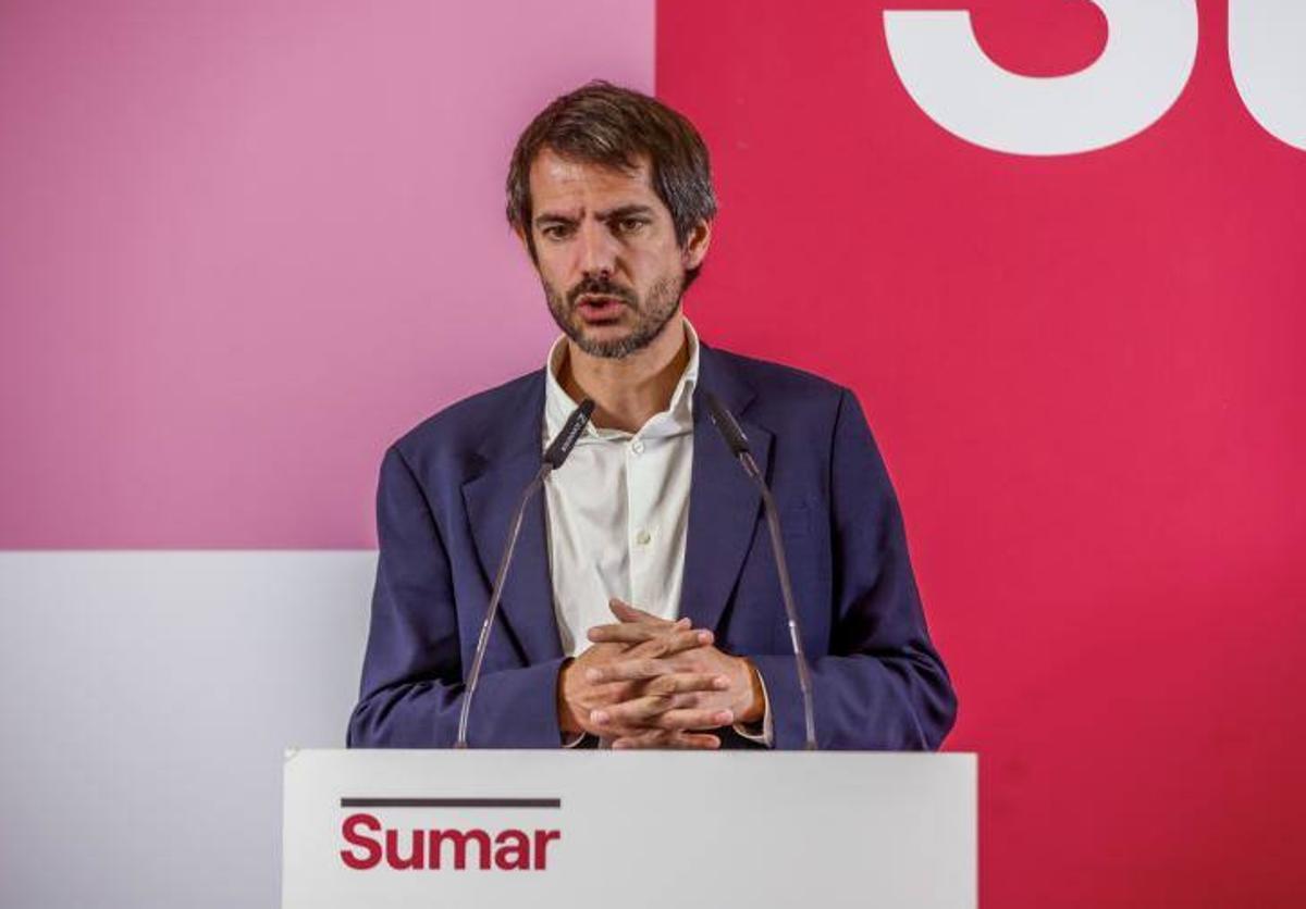 El portavoz de Sumar, Ernest Urtasun, este lunes en rueda de prensa.