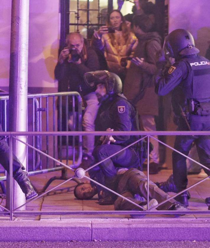 Imagen secundaria 2 - El vicepresidente de la Junta de Castilla y León, Juan García-Gallardo en la portesta en Ferraz; otro momento de la protesta ante la sede del PSOE; la Policía detiene a una persona.