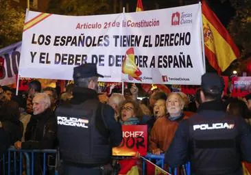 Miles de personas protestan contra la amnistía ante una treintena de sedes del PSOE de toda España