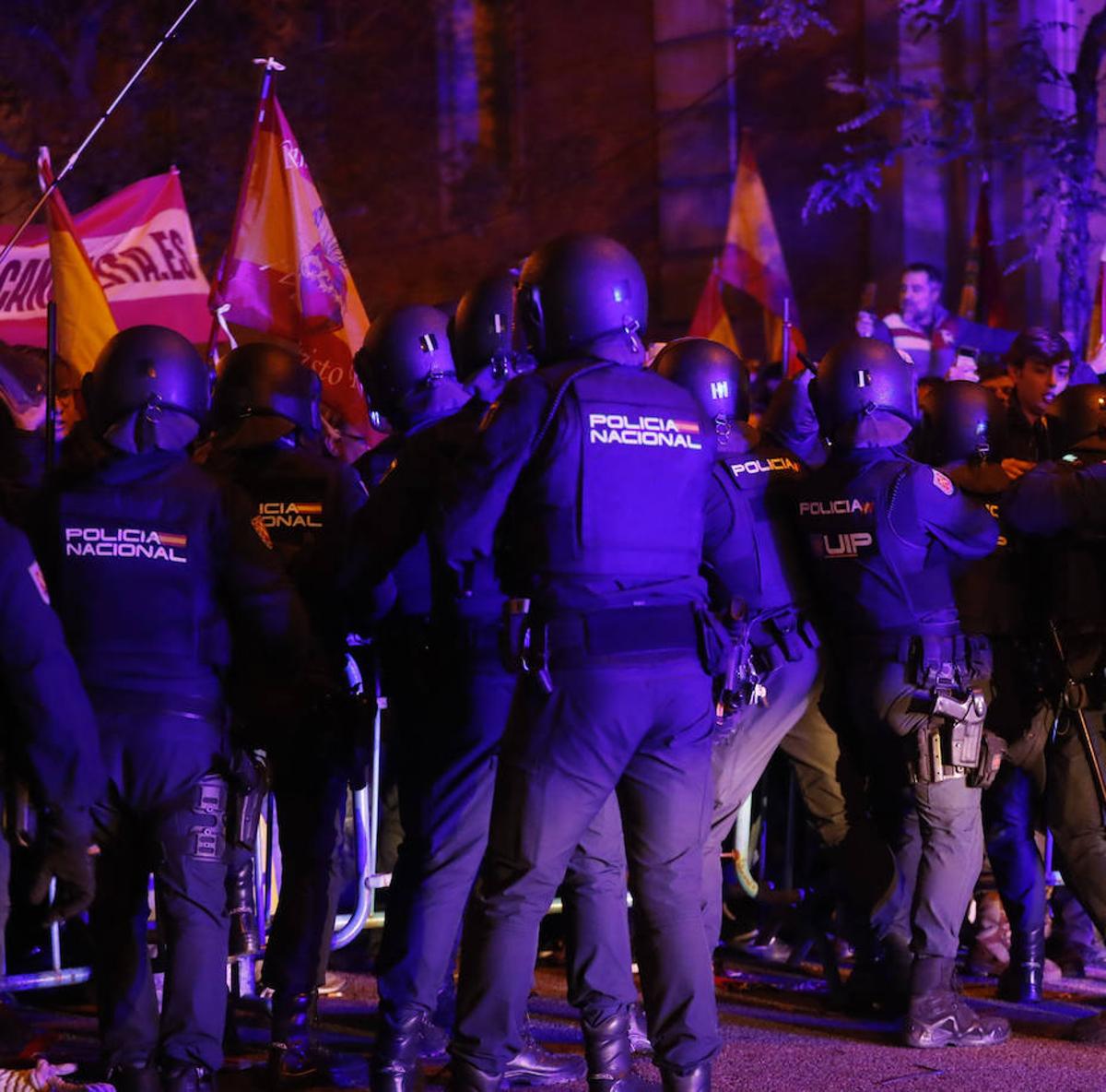 La protesta ante Ferraz contra la amnistía acaba con cargas y gases lacrimógenos