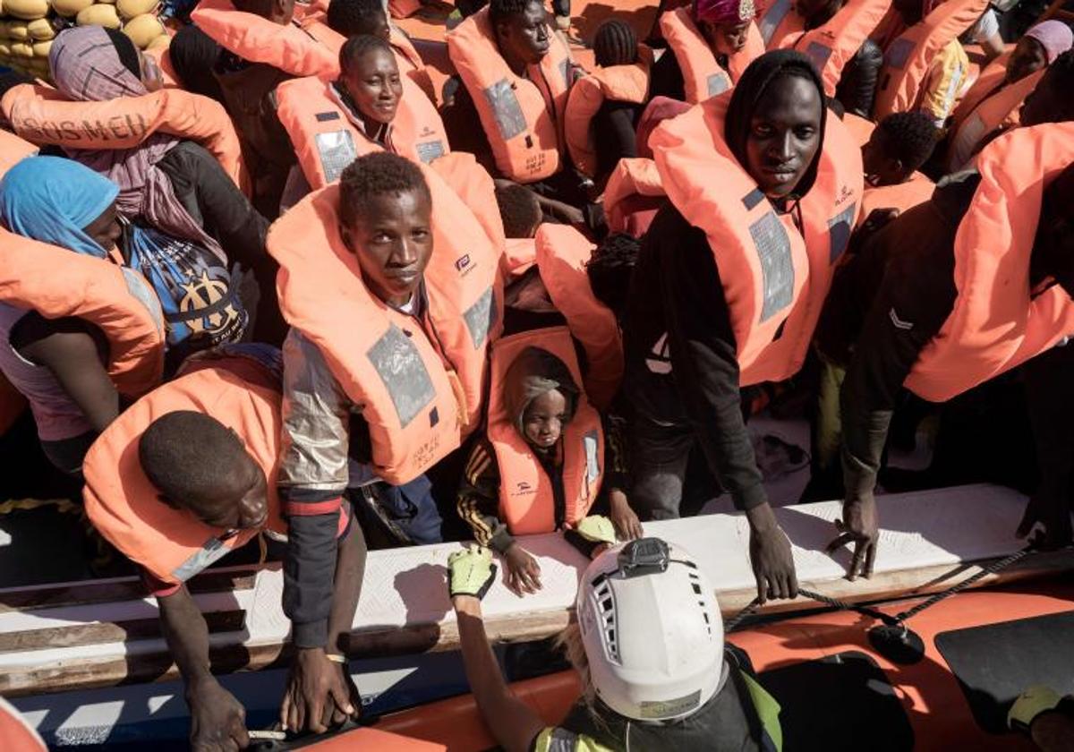 Migrantes son rescatados en el mar Mediterráneo por una ONG.