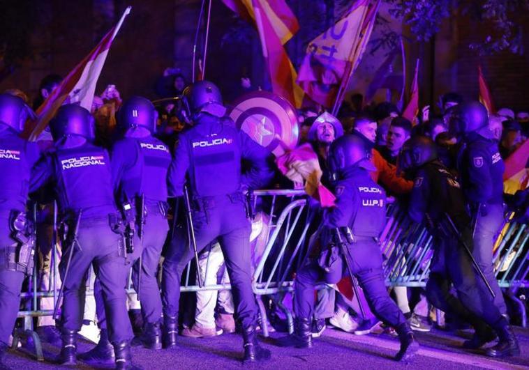 Carga policial contra las protestas de este lunes ante la sede del PSOE en Ferraz (Madrid).