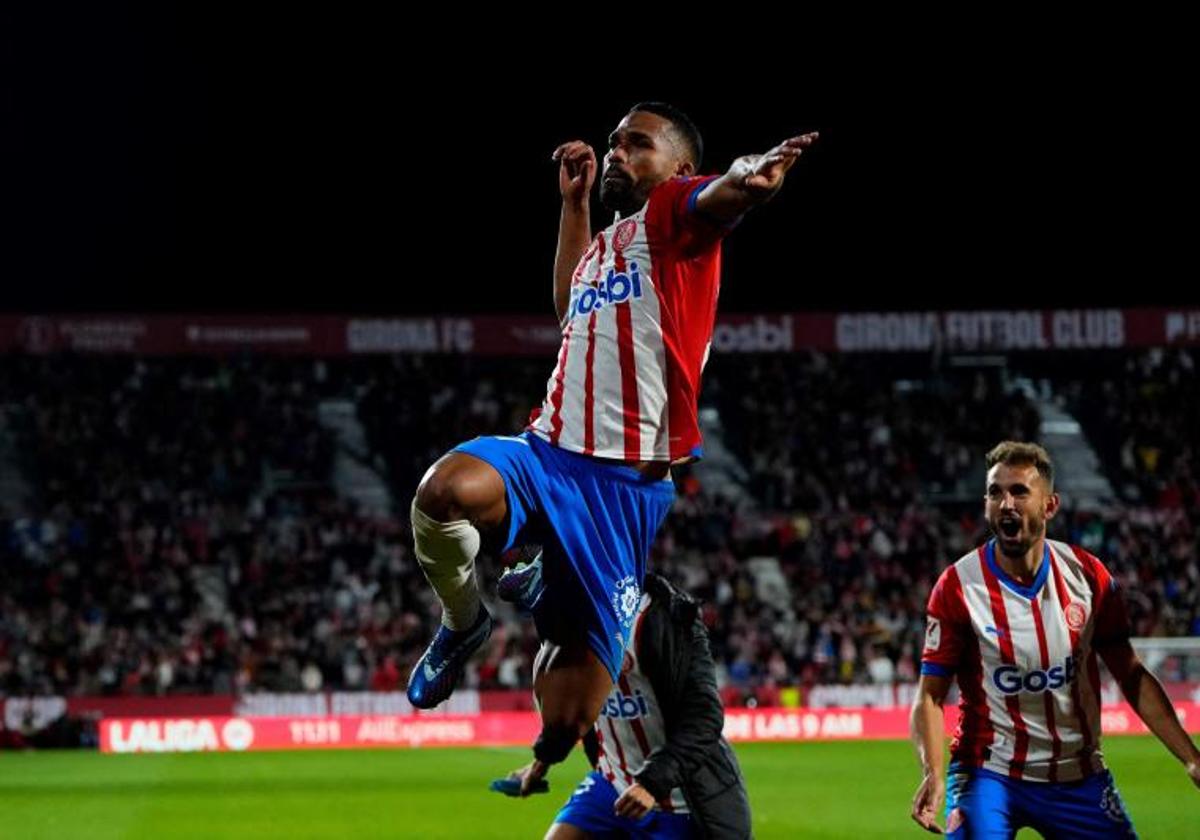 Yangel Herrera celebra un tanto con el Girona en Montilivi.