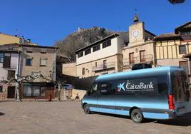 Ofibus de CaixaBank en un pueblo.