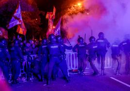 Los policías cargan este lunes contra los manifestantes a las puertas de Ferraz.