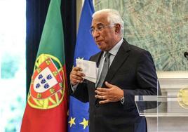 António Costa se guarda los papeles de su discurso tras anunciar su dimisión como jefe del Gobierno de Portugal.