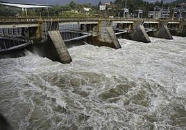 El embalse de Velle liberando agua del río Miño, el pasado 4 de noviembre, en Orense.