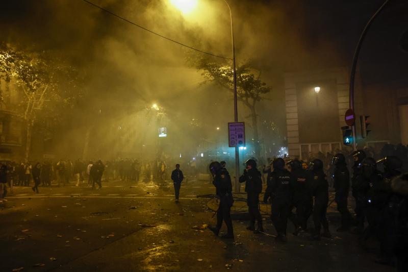 Disturbios en la manifestación contra la amnistía en la sede de Ferraz.