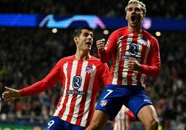 Antoine Griezmann (d) y Álvaro Morata celebran el segundo gol del francés al Celtic en el Metropolitano.