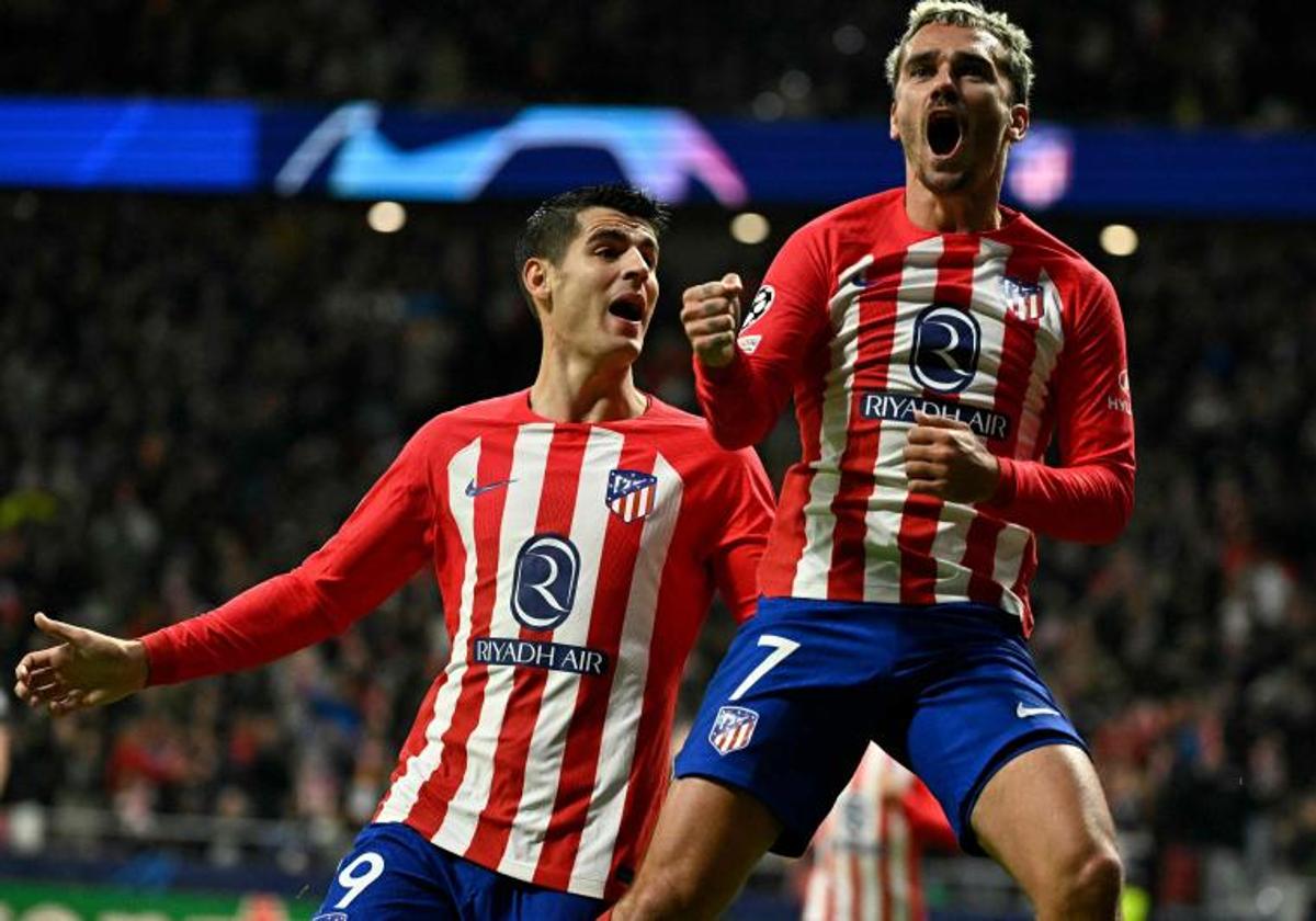 Antoine Griezmann (d) y Álvaro Morata celebran el segundo gol del francés al Celtic en el Metropolitano.