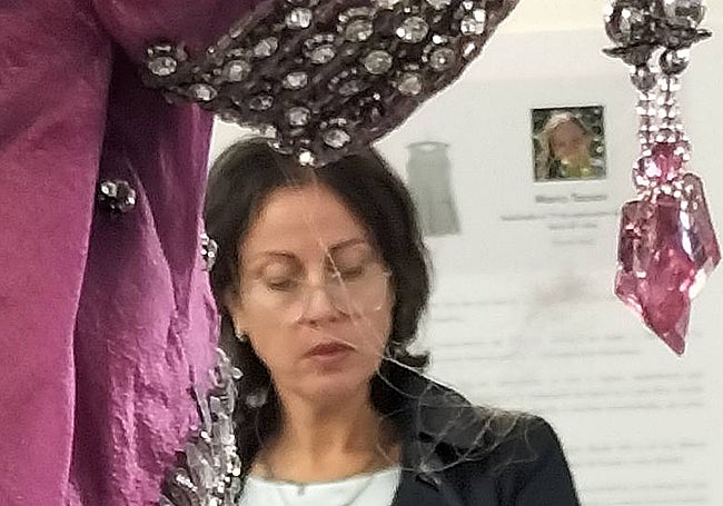 La artista Keren Goldstein, durante la inauguración de la exposición 'Ella se ha ido'.