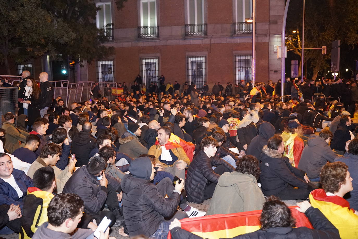 Los manifestantes se trasladan a la calle Carrera de San Jerónimo para protestar frente al Congreso.