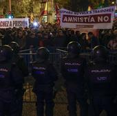 La nueva protesta contra la amnistía colapsa el centro de Madrid y desata más cargas en Ferraz