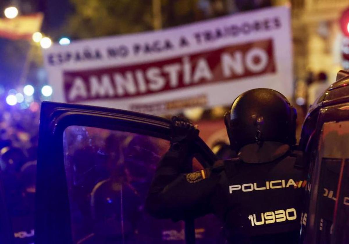 Imagen principal - El líder de Desokupa, Daniel Esteve y la portavoz de Vox en el Congreso de los Diputados, Pepa Millán en la concentración.