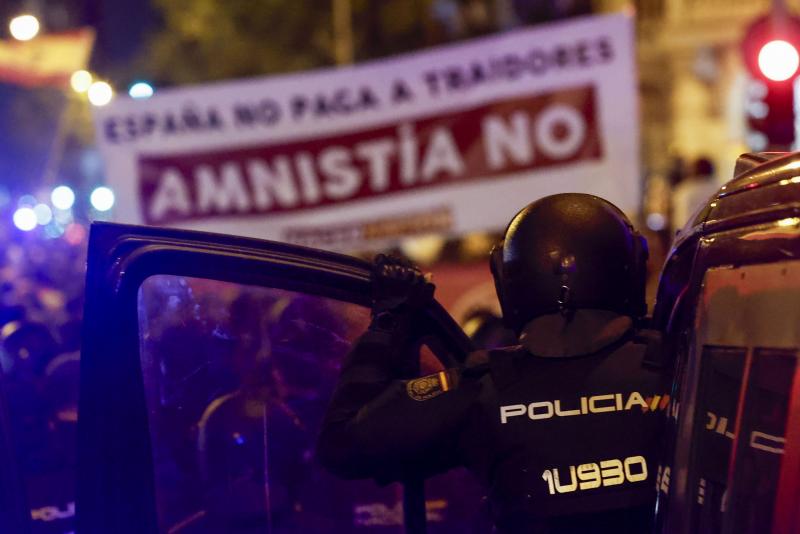 Cartel contra la amnistía en la sede Ferraz.