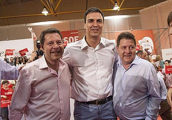Pedro Sánchez, con el presidente de Castilla-La Mancha, Emiliano García-Page, y su hermano, Javier, en una imagen de archivo.