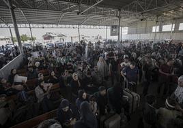Cientos de personas aguardan a cruzar el paso de Rafah, fronterizo con Gaza.