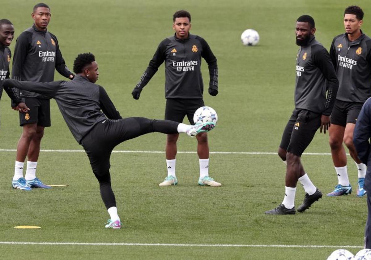 Vinicius golpea la pelota durante el entrenamiento del Real Madrid de este martes.