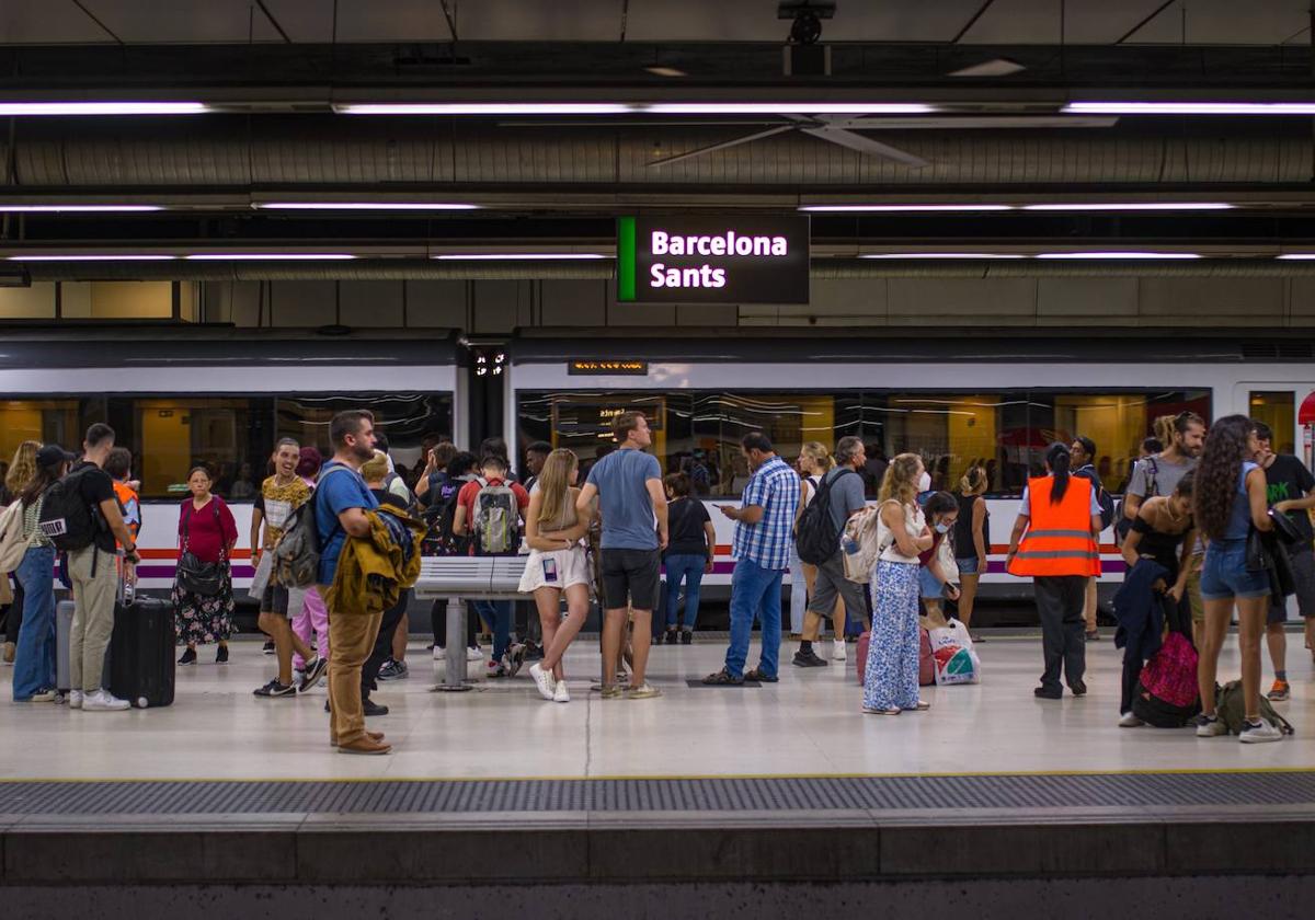 Pasajeros en un andén de la estación de Sants de Barcelona