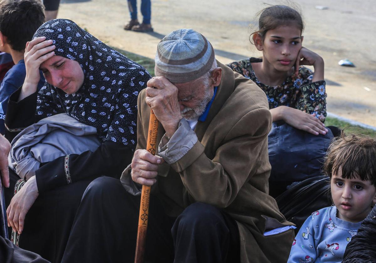 Los palestinos que huyen de Gaza llegan al campo de refugiados de Bureij.