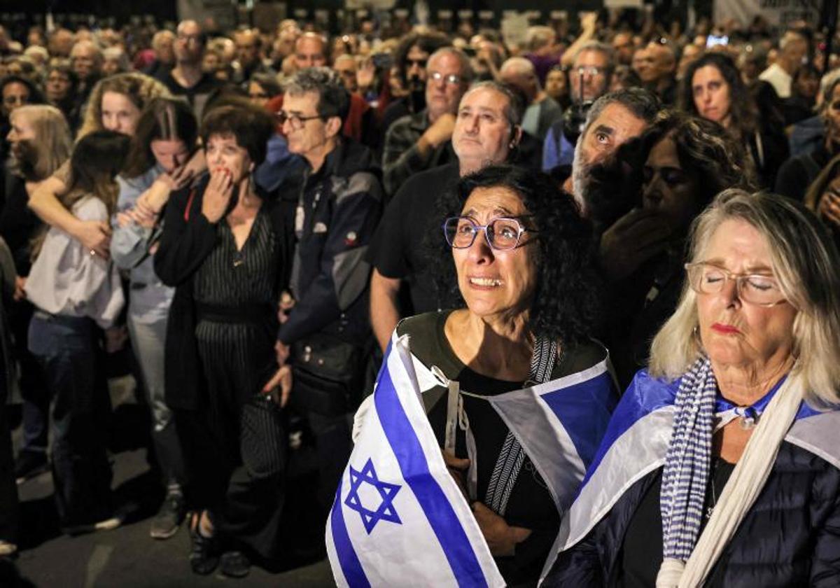 Rostros de angustia, dolor e incertidumbre entre los familiares de los cautivos concentrados delante del Parlamento en Jerusalén.