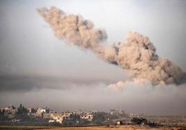 El humo se eleva tras un bombardeo israelí en los suburbios de Gaza City.