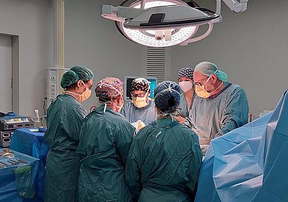 Los profesionales del Hospital Sant Pau, durante una de las operaciones.
