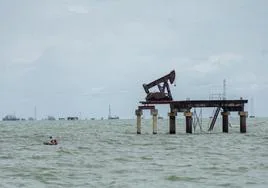 Vista de vieja infraestructura petrolera sobre la costa oriental del Lago de Maracaibo.