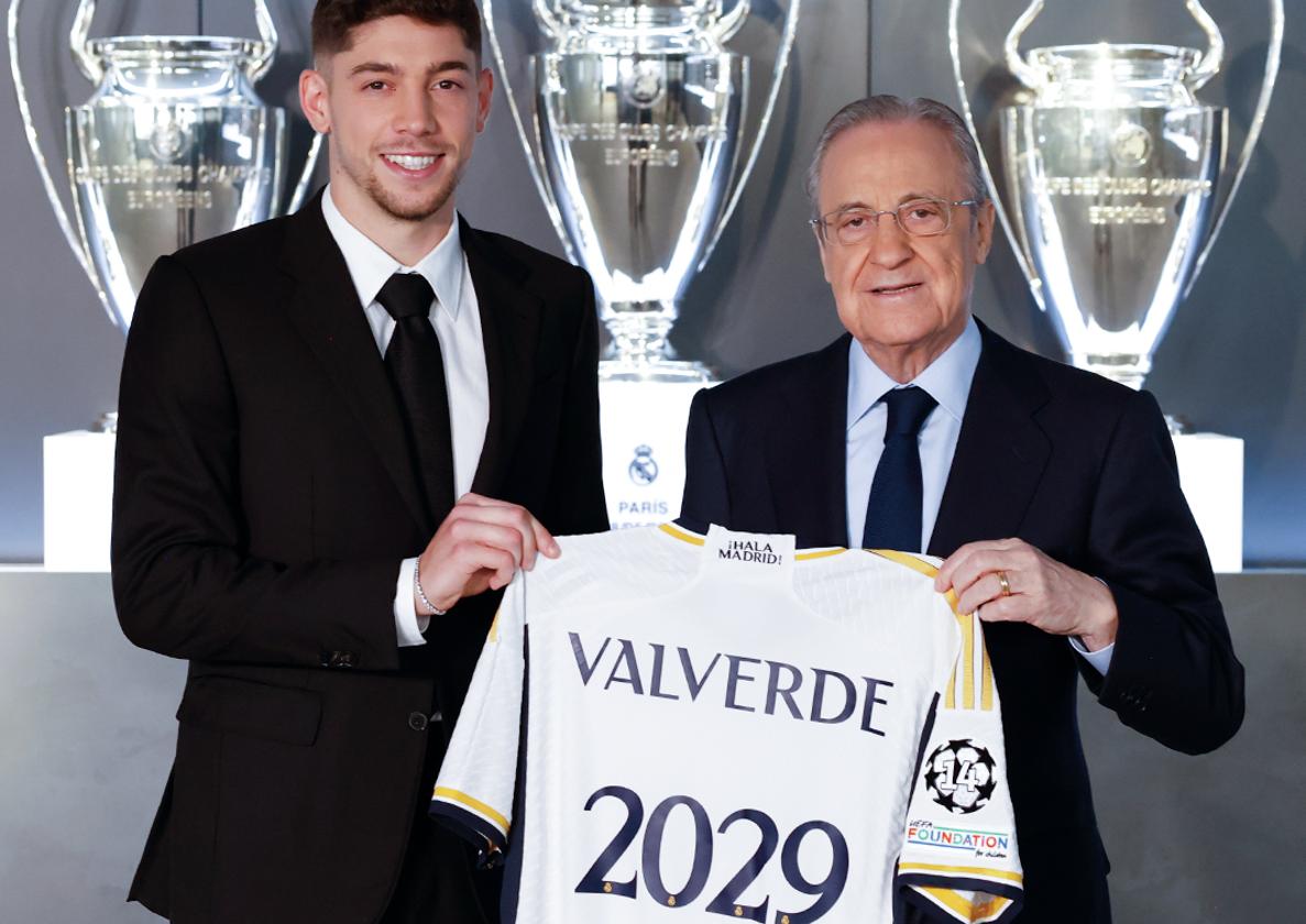 Fede Valverde posa junto a Florentino Pérez tras firmar su renovación.