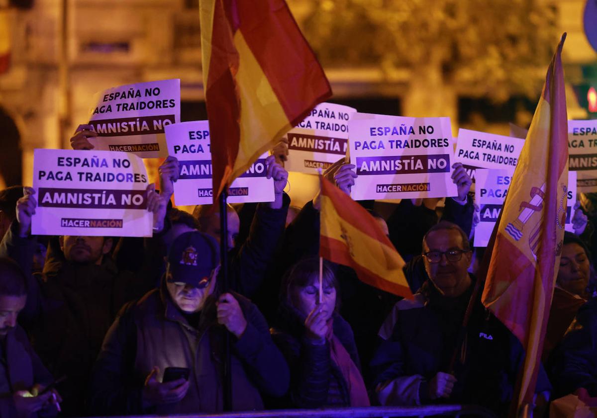 Imagen principal - En las imágenes superior e inferior, varias de las pancartas y carteles que exhibieron los manifestantes; en la foto intermedia, un grupo de personas realizó una sentada pacífica al final de la protesta desvinculándose de los incidentes protagonizados por varios ultras y radicales 