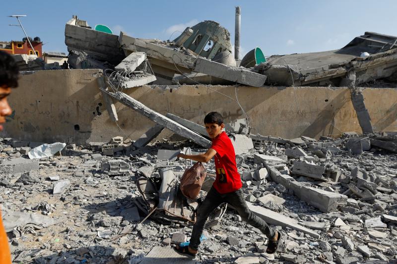 Un niño palestino sobre las ruinas de Gaza.