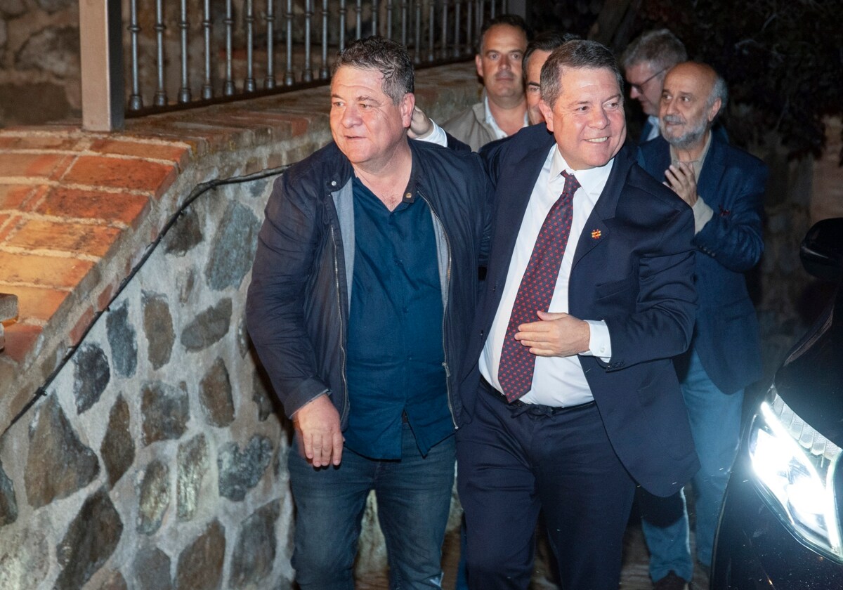 Emiliano García-Page en una foto del pasado marzo junto a su hermano gemelo que esta semana se dio de baja del PSOE por su desacuerdo con la «deriva» de Sánchez.