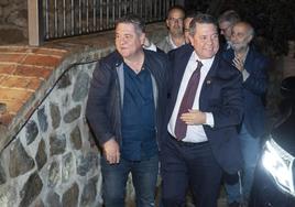 Emiliano García-Page en una foto del pasado marzo junto a su hermano gemelo que esta semana se dio de baja del PSOE por su desacuerdo con la «deriva» de Sánchez.