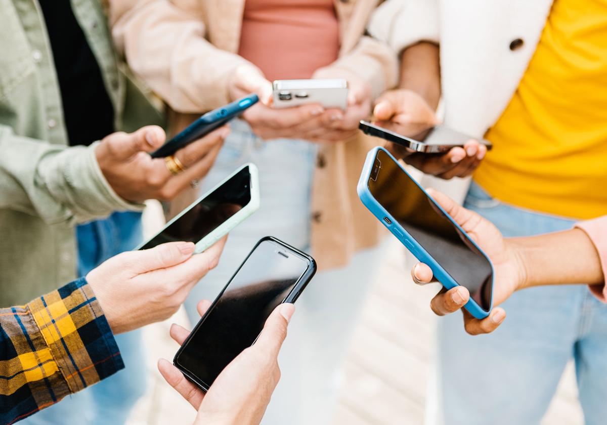 Un grupo de jóvenes, con sus teléfonos.