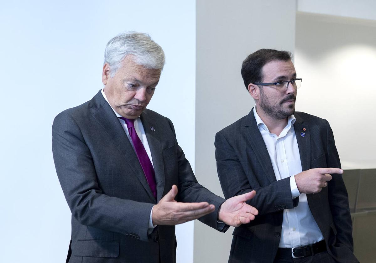 Didier Reynders, comisario de Justicia, junto al ministro en funciones Alberto Garzón.