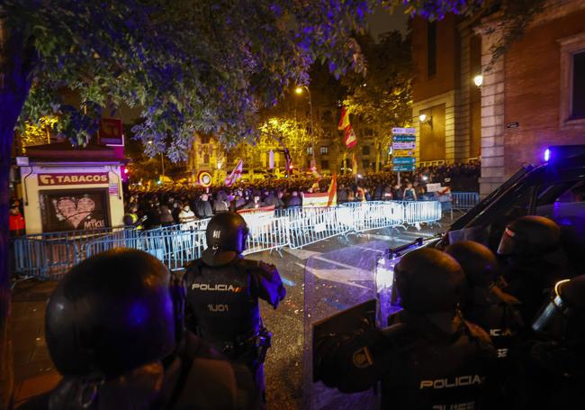 La octava noche de protestas en la madrileña calle Ferraz, cerca de la sede del PSOE, se saldó esta vez sin incidentes reseñables.