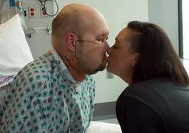 Aaron James y su esposa se besan en el hospital después de la operación.