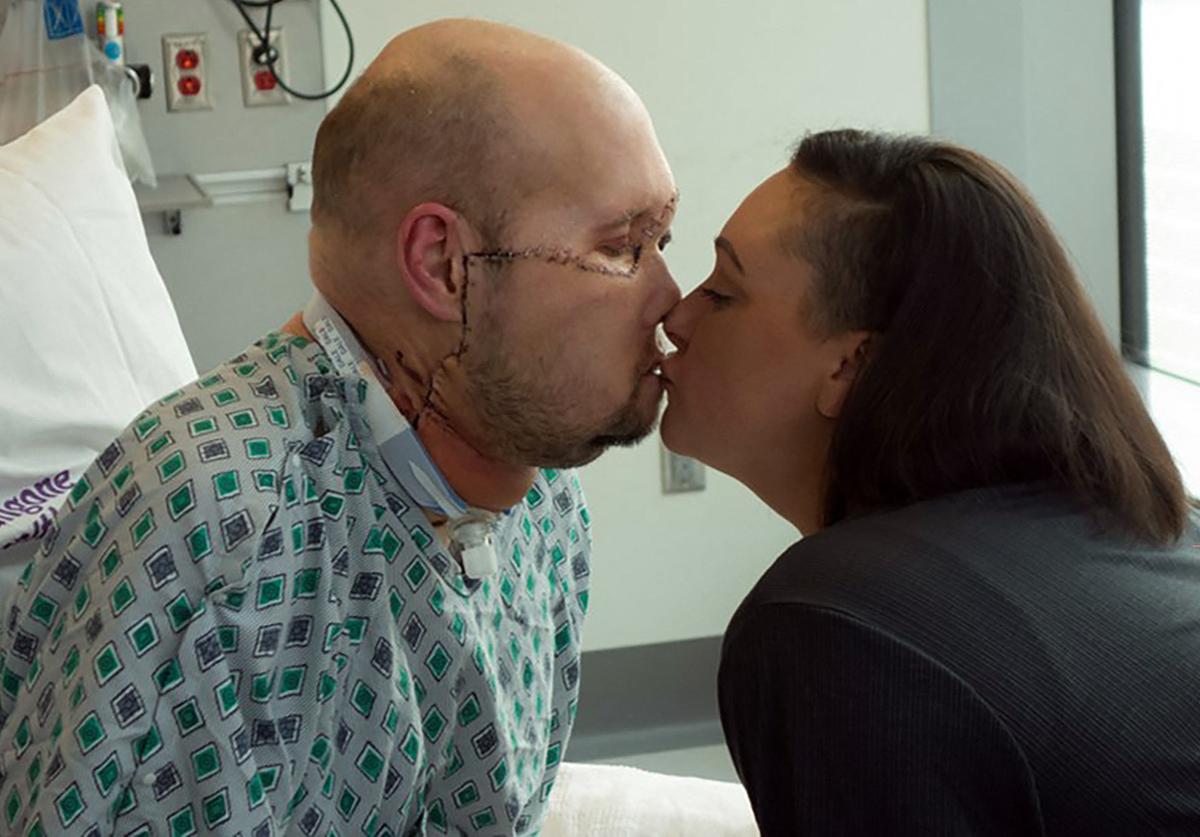 Aaron James y su esposa se besan en el hospital después de la operación.