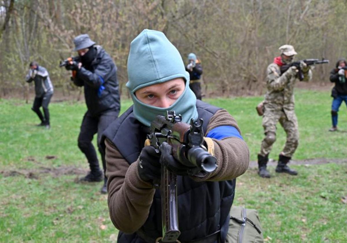 Imagen de archivo de una sesión de entrentamiento en un centro de reclutamiento del ejército en Járkov.